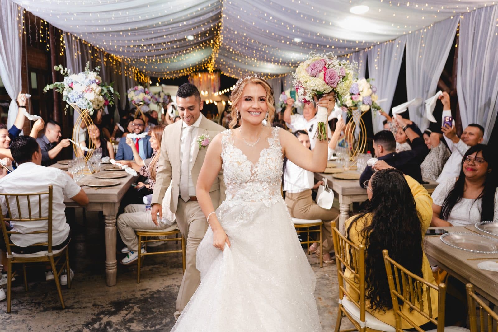 Novia entrando a la recepción entre sus invitados