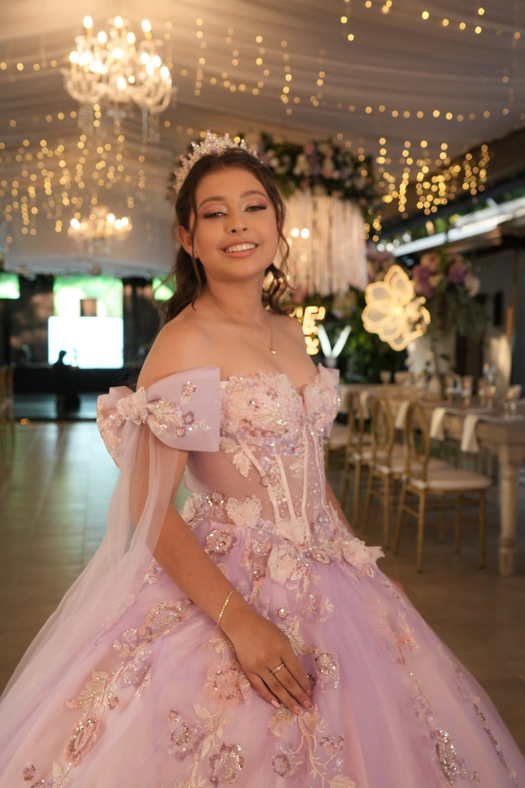 María Camila sonriendo en el salón decorado