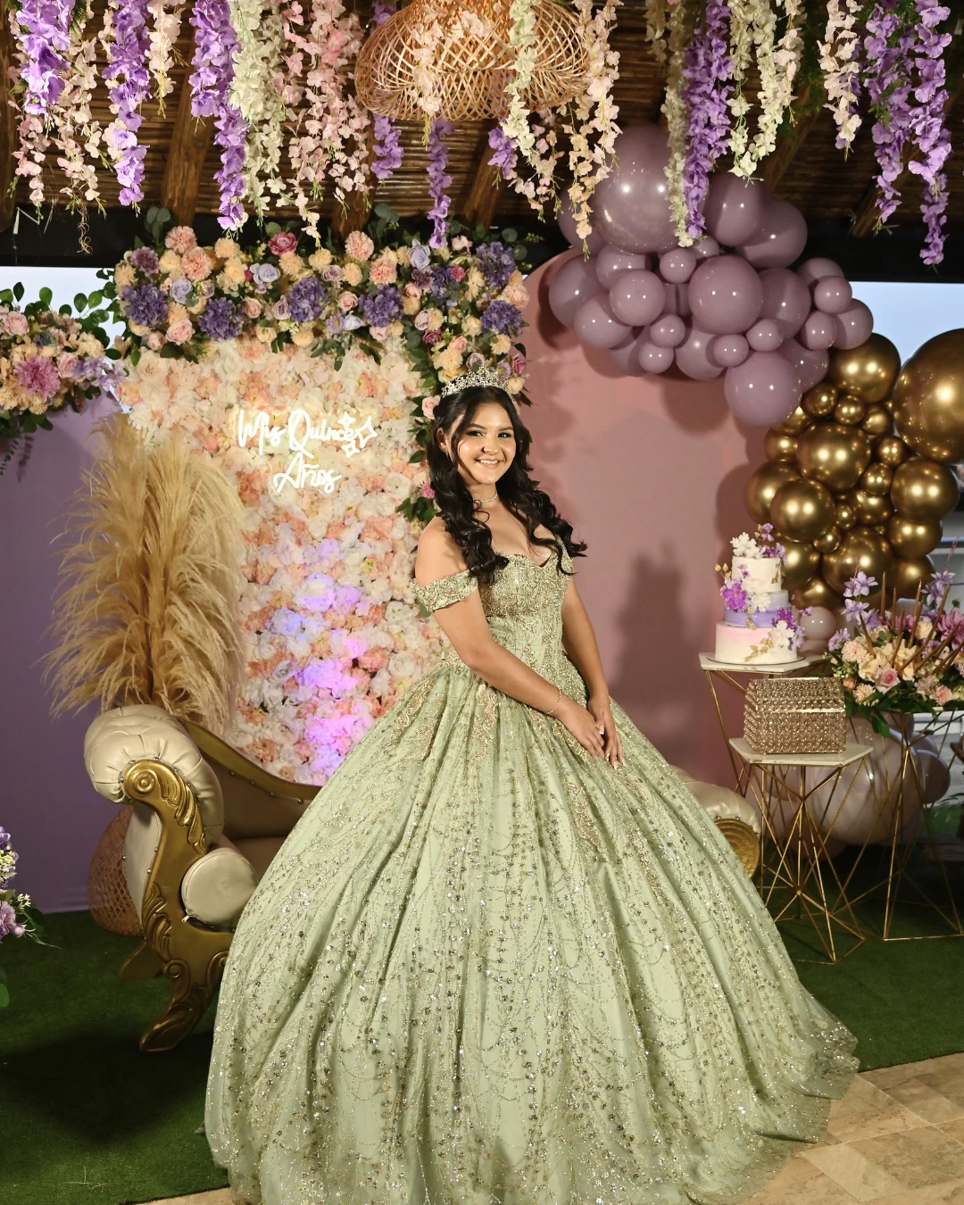 Quinceañera en montaje floral elegante