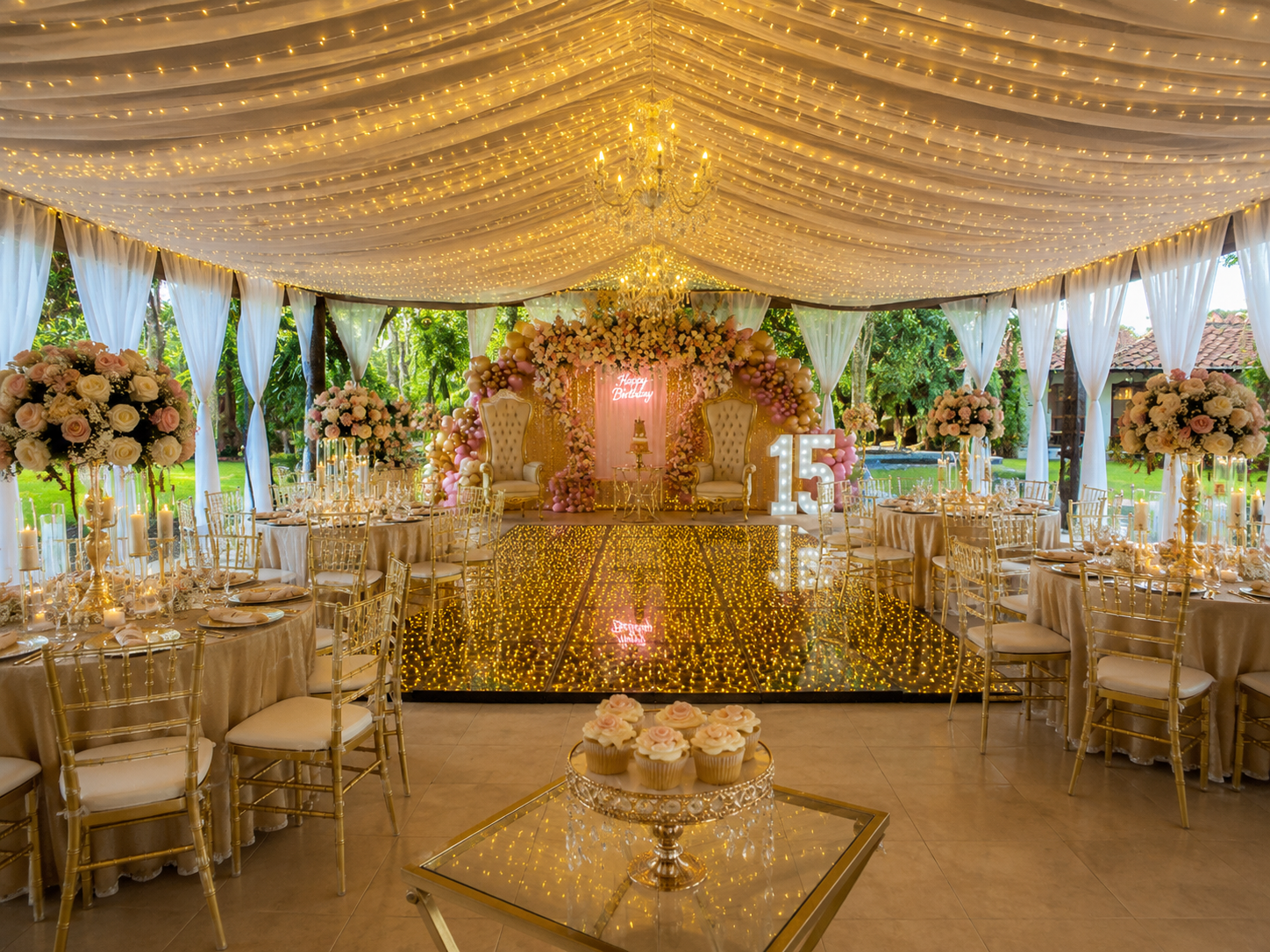 Detalle elegante de evento de quince años organizado por Altagracia Eventos
